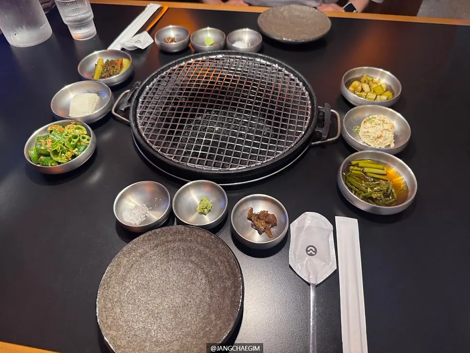 상차림된 기본찬 한 상