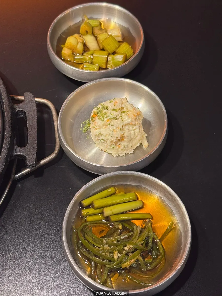 샐러리 장아찌와 빵 샐러드 등 밑반찬