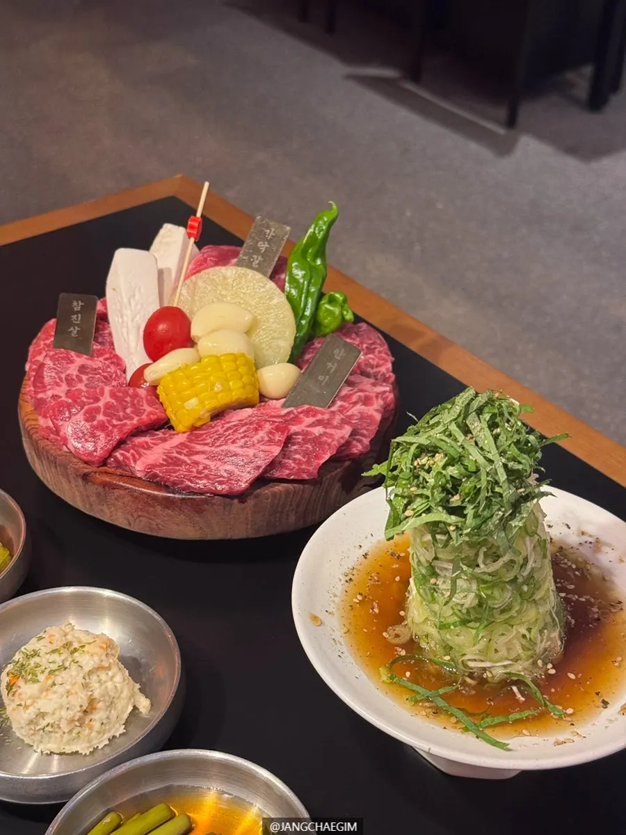 테이블에 세팅된 뜨거운 숯불 화로