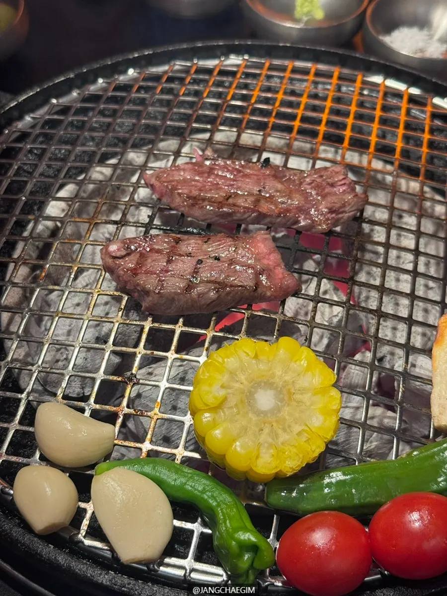 소주잔과 숯불 고기 테이블