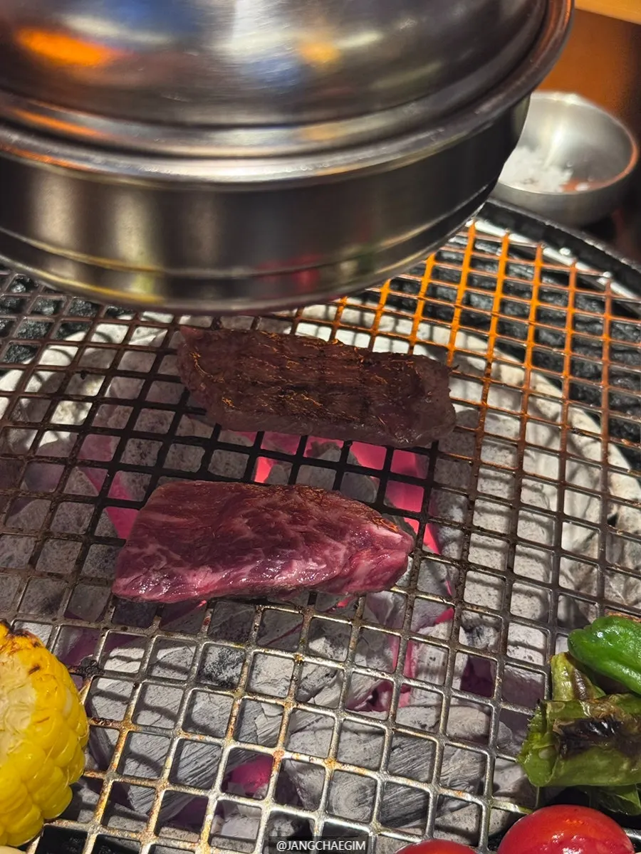 와사비장에 곁들인 소고기 한 점