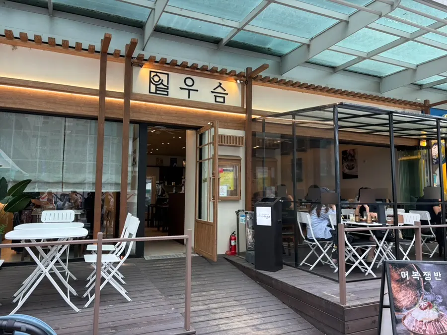 ウスム パンギョ店の入口と野外席