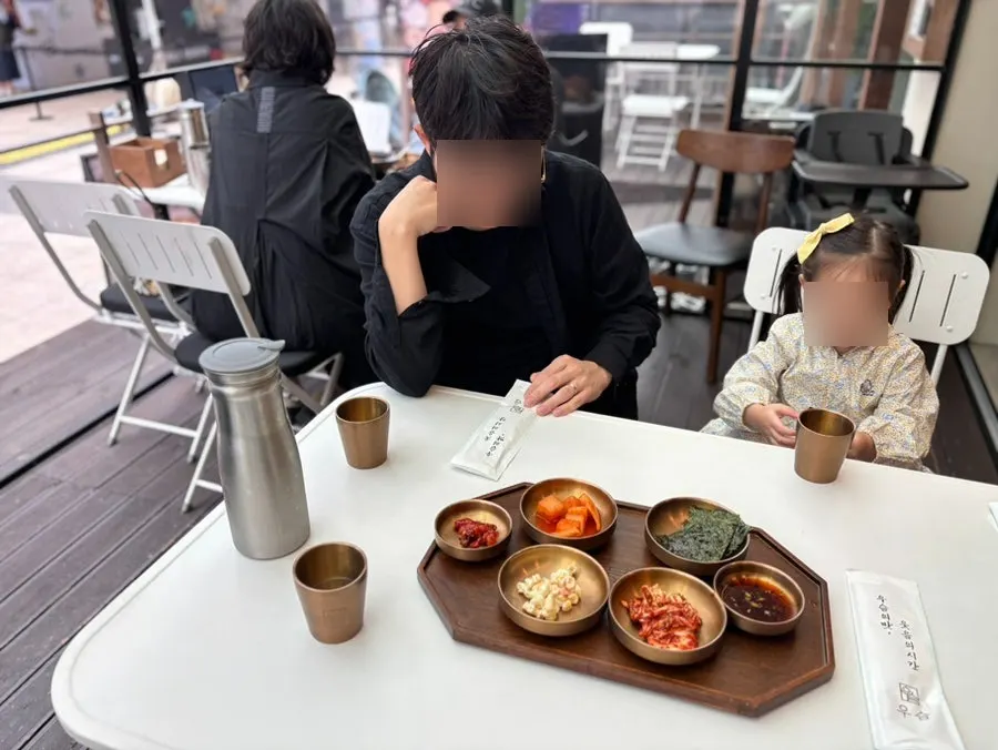 室内と屋外の中間形態のウスム パンギョ店の野外席