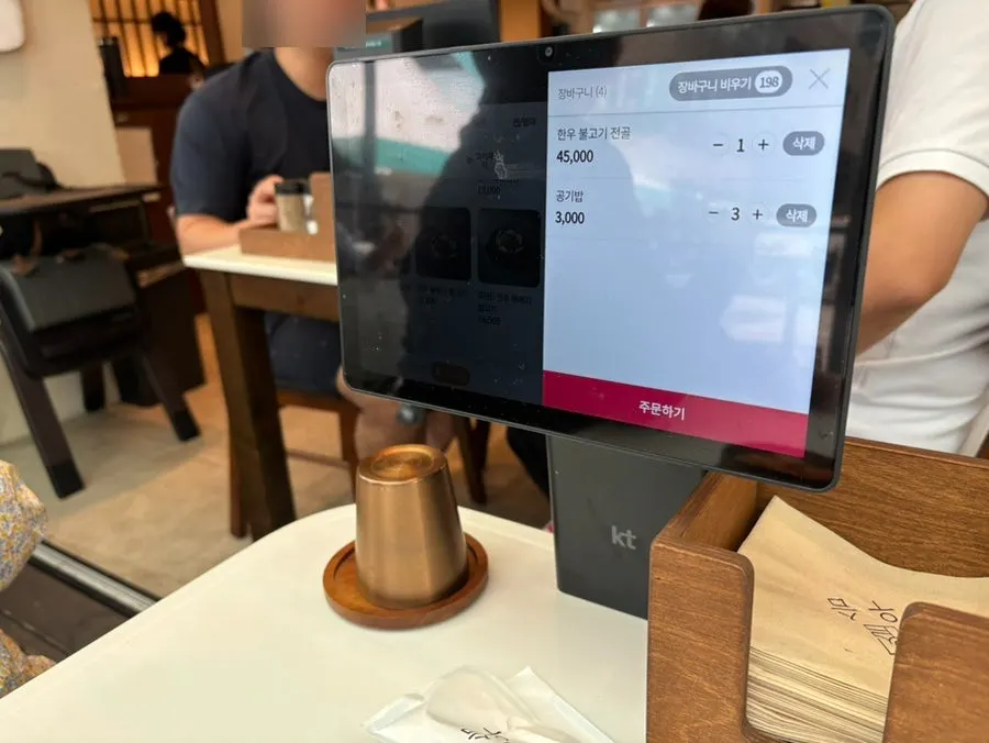 注文前にセッティングされたウスム パンギョ店のテーブル