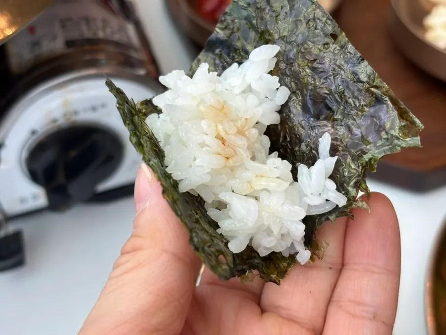 焼き海苔とキムチ、マカロニサラダなどの副菜一式