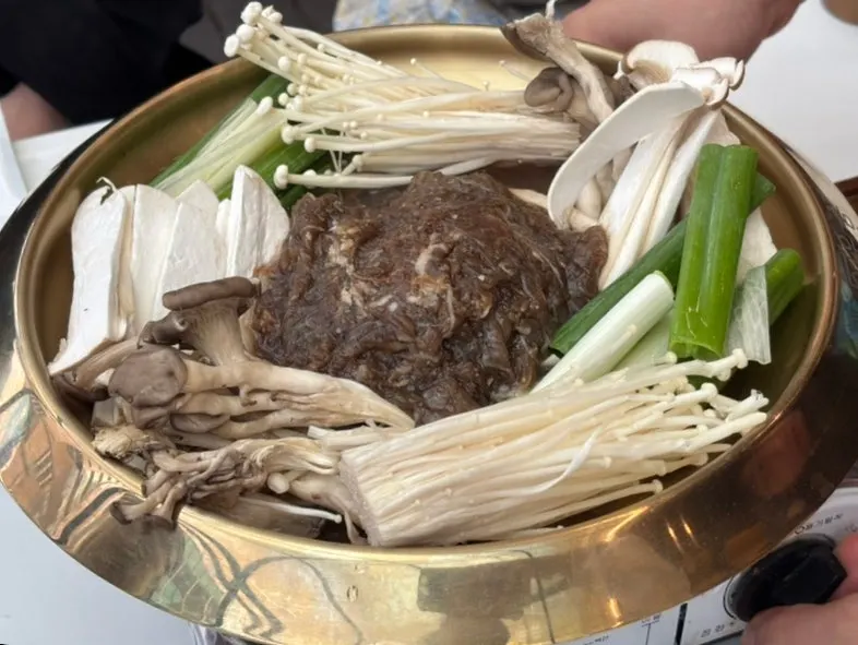 焼き海苔にご飯とタレを添えた様子