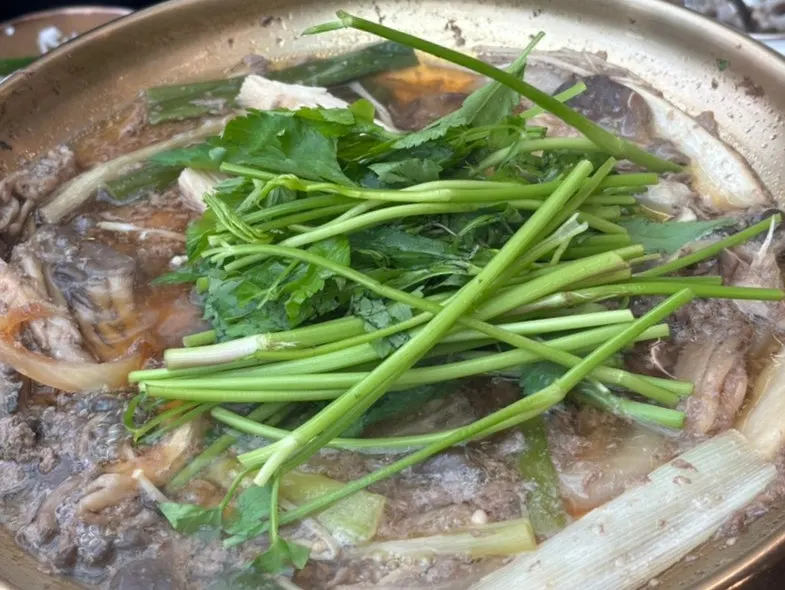 だし汁を足して春雨のサリを入れた鍋