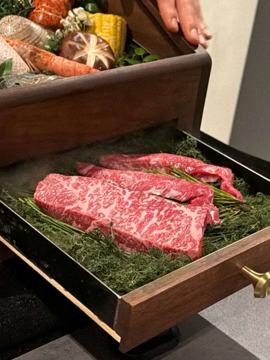 디너 B코스 시작 전 세팅된 룸 테이블