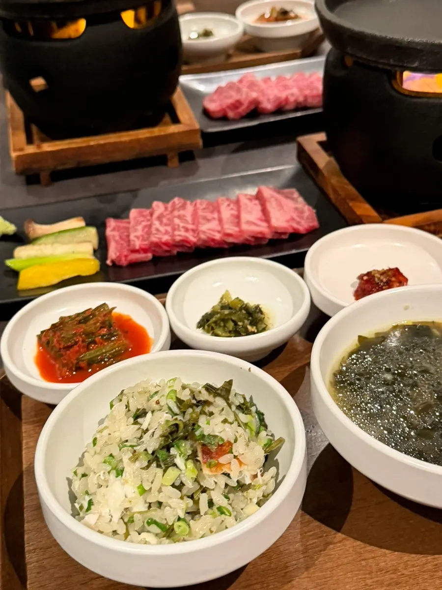 제철 생선 솥밥을 보여주는 모습