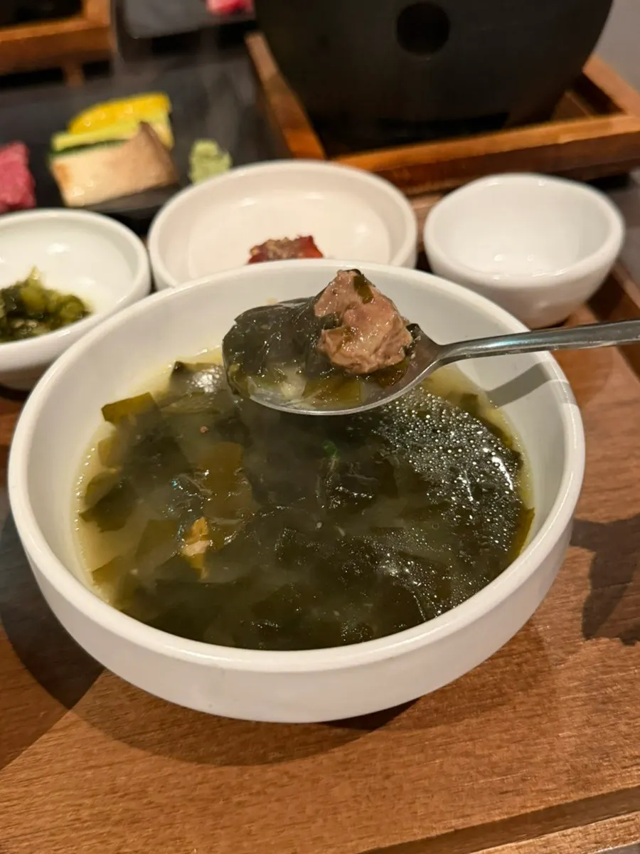 솥밥과 미역국이 오른 마무리 반상
