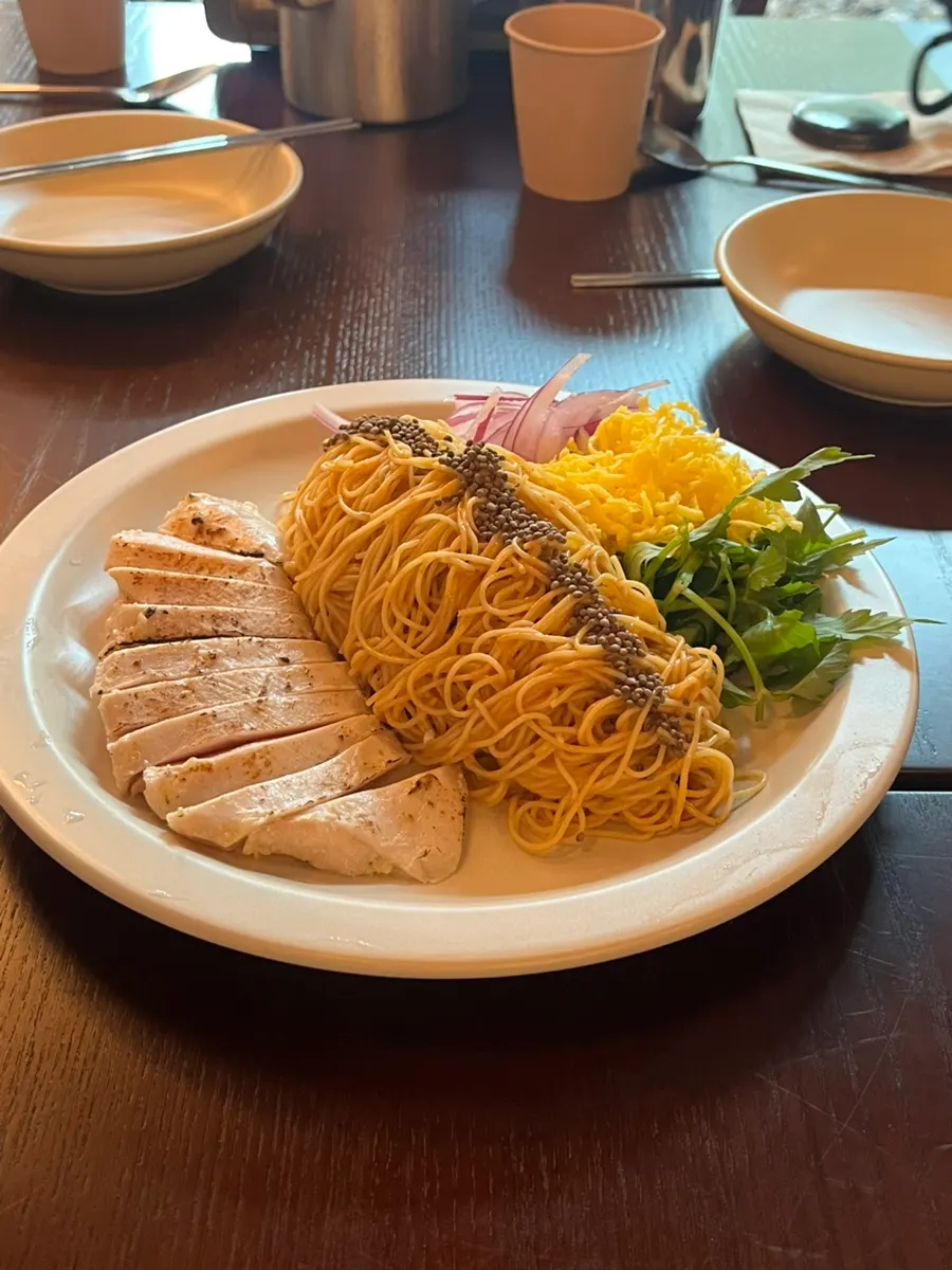 もちもちしたスジェビとクリームソースのクローズアップ
