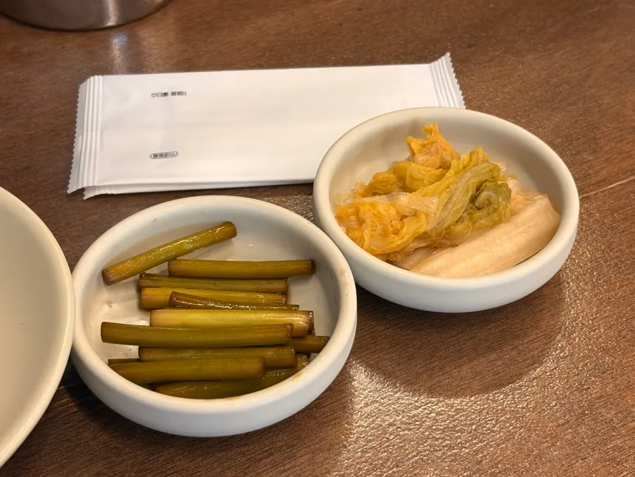 마늘쫑과 백김치 기본찬