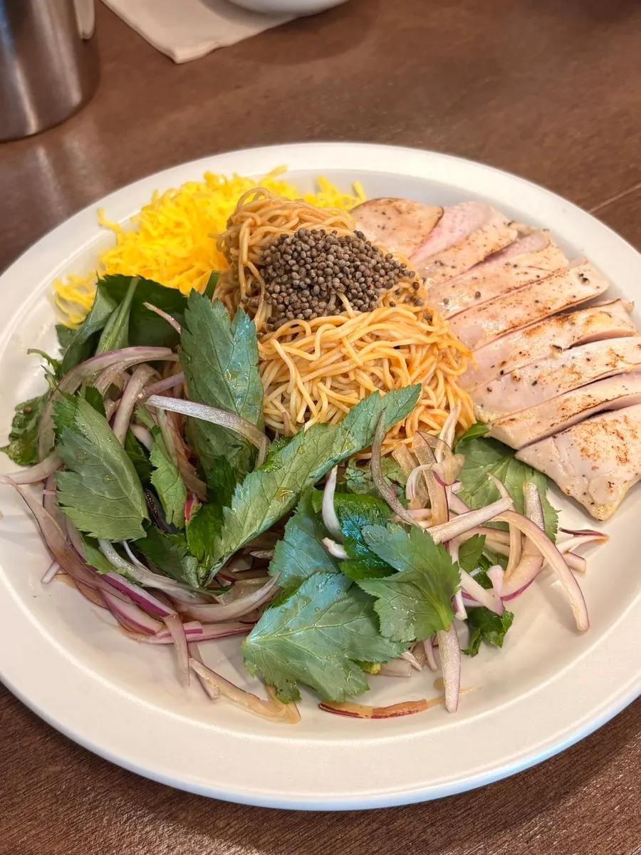 우슬 땅콩초계비빔면 한 그릇