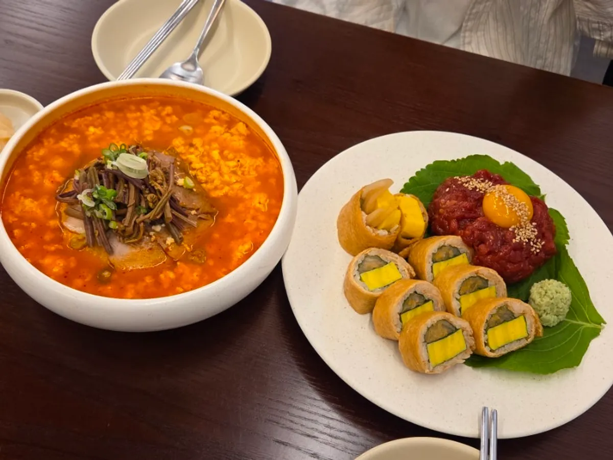 Chodang sundubu-guk and gochujang yukhoe with yubu-mari spread