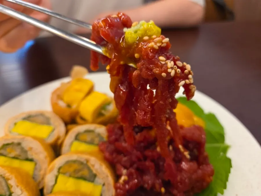 A bite combining yukhoe and yubu-mari