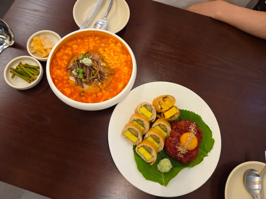 Dinner spread at Usul near Jungangno Station, Daejeon