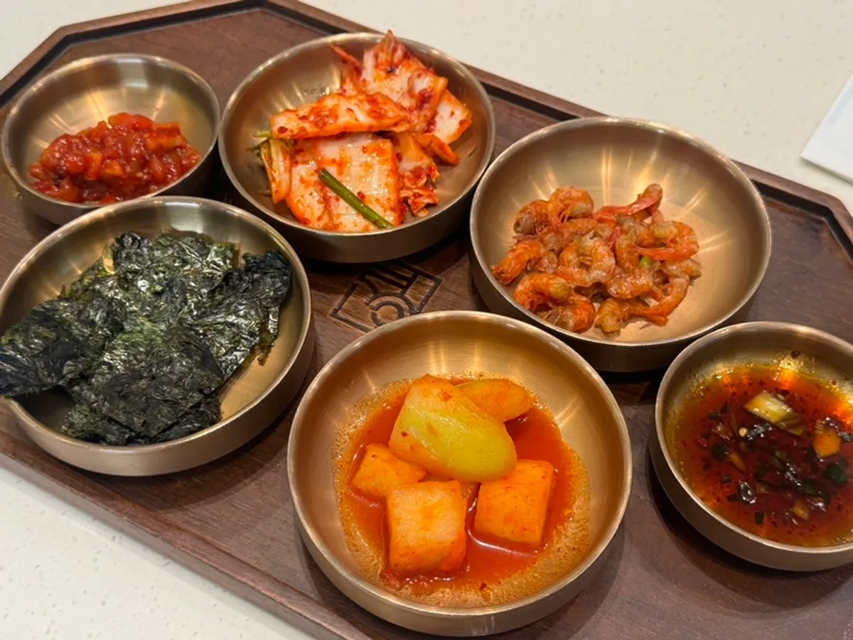 아사히 생맥주와 기본 찬 한 상
