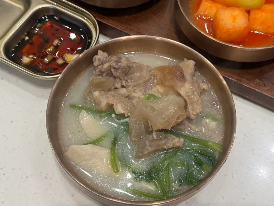 팽이버섯과 새송이버섯을 올린 도가니스지전골