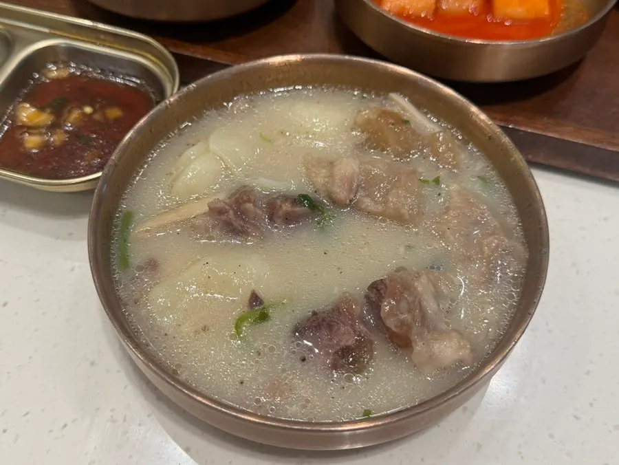 수제비 사리를 추가한 도가니스지전골