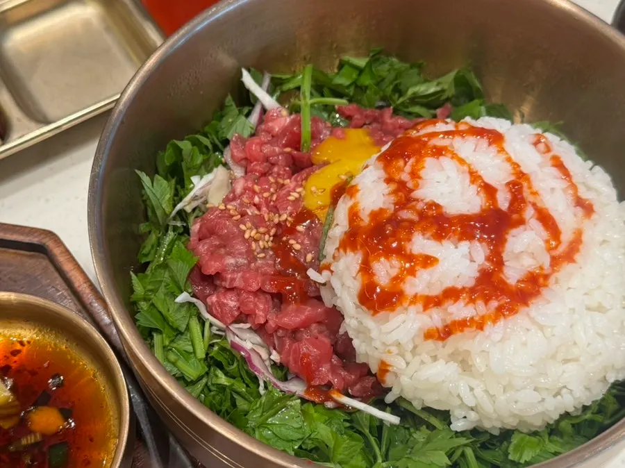 신선한 야채와 한우 육회 비빔밥 상차림