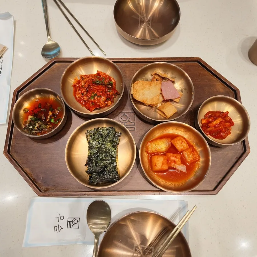 Basic side dishes including seaweed, kimchi, kkakdugi, and salted seafood