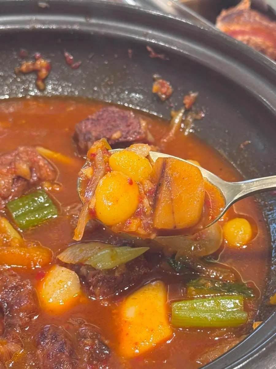 Shiitake mushroom, sweet pumpkin, and chestnut mixed into the braised ribs