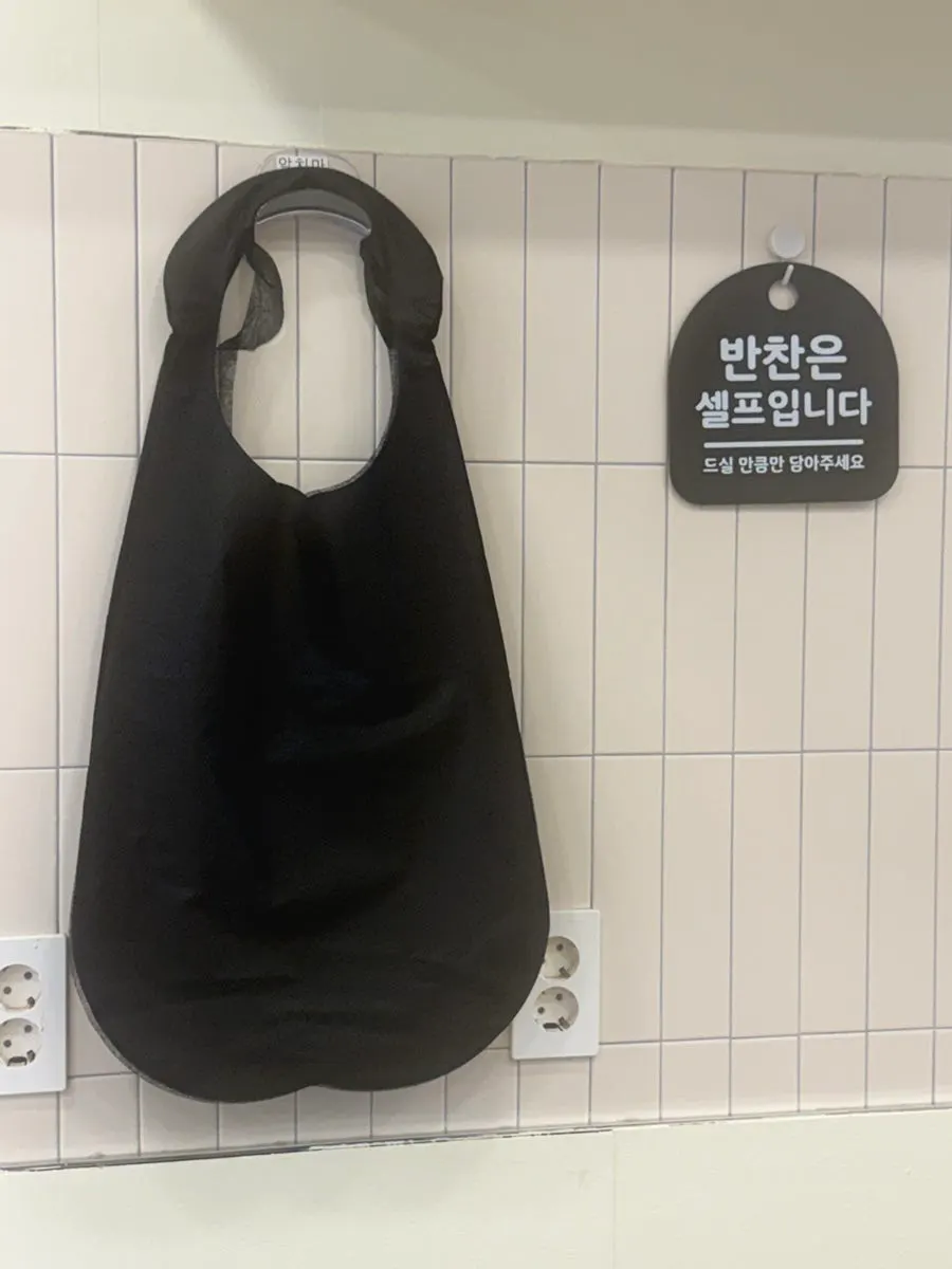 셀프바에 놓인 반찬 통 가까이 본 모습