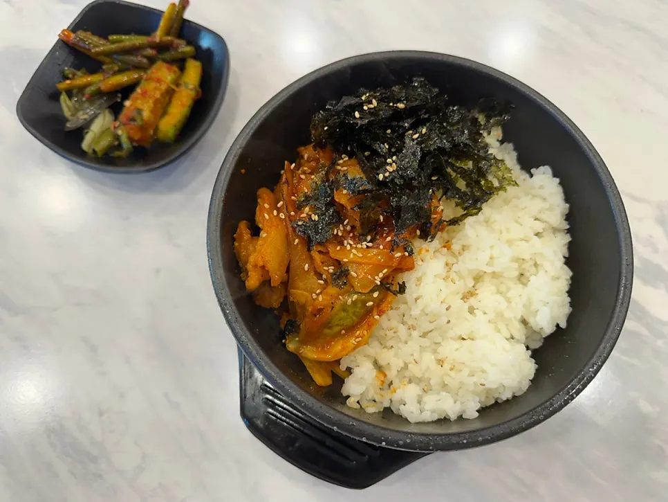 지글지글 끓으며 나온 우월김밥 돌솥제육