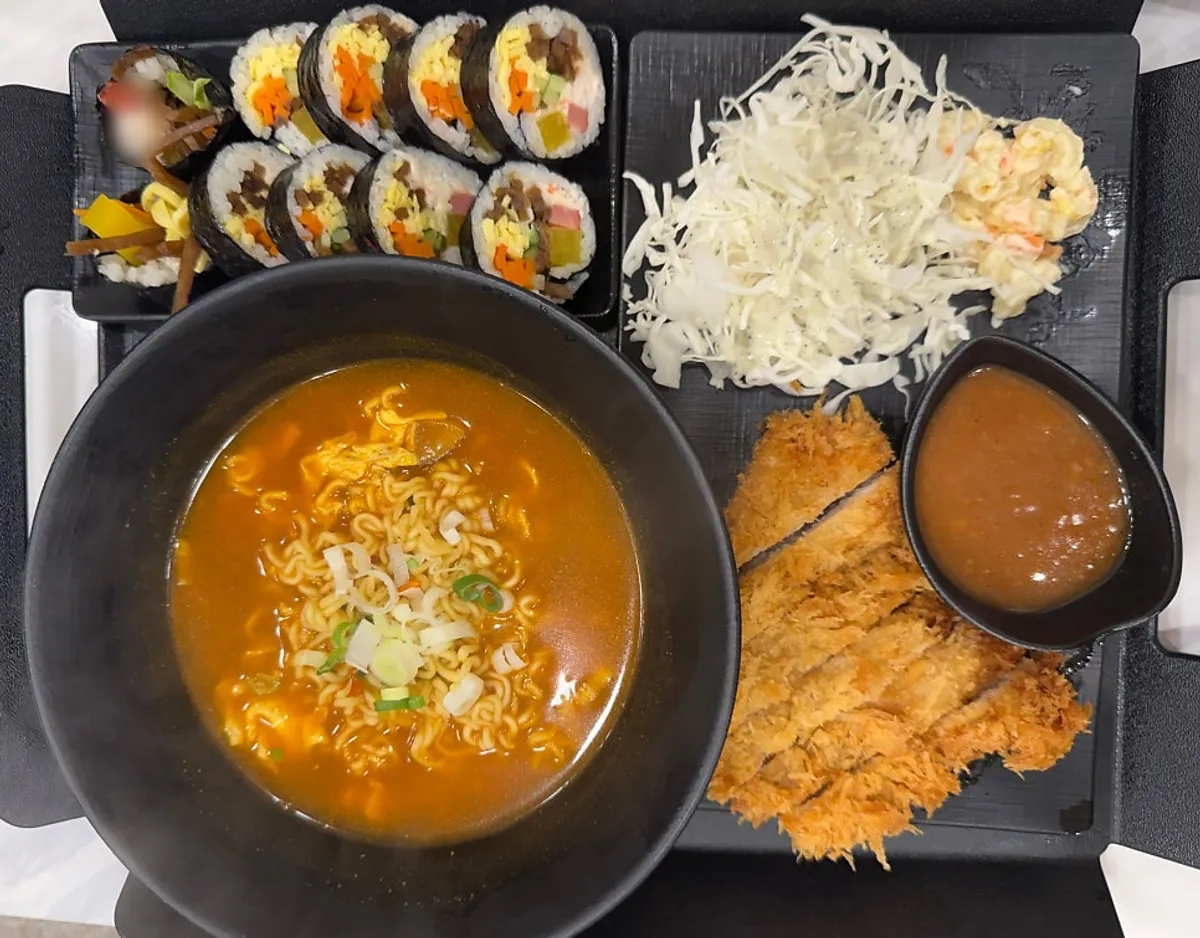 우월김밥 라면정식과 라볶이 상차림
