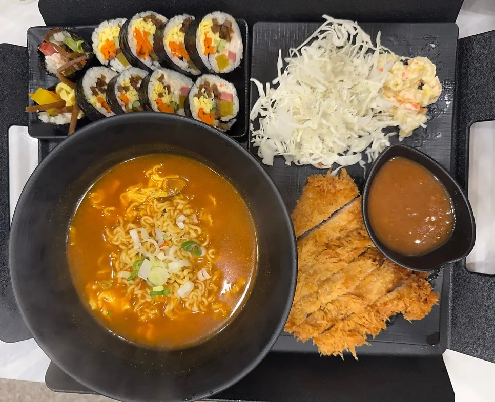 우월김밥 라면정식과 라볶이 함께 차린 점심