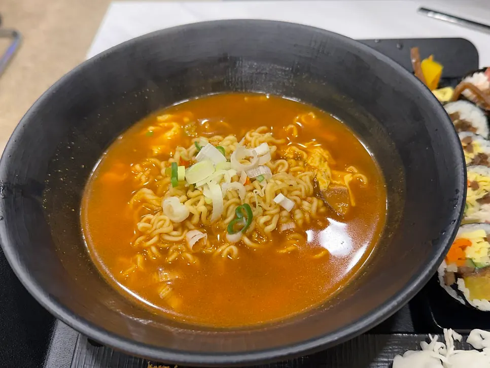 라면과 김밥, 돈가스로 구성된 라면정식