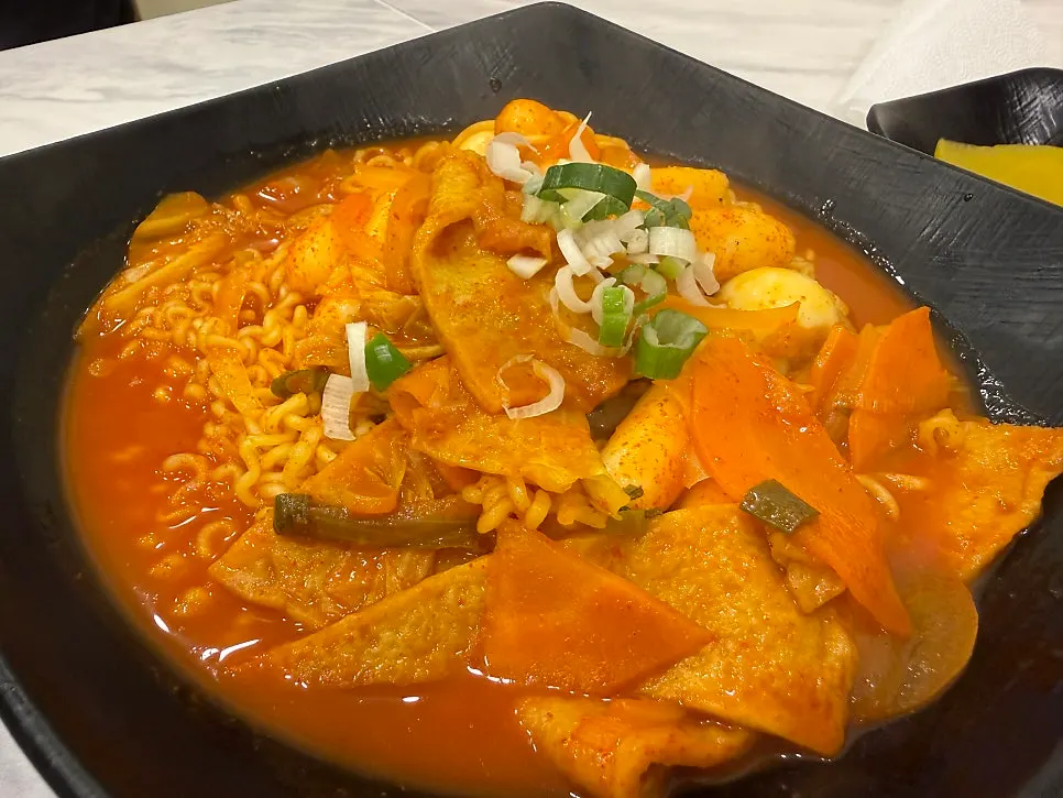 떡과 면이 어우러진 라볶이