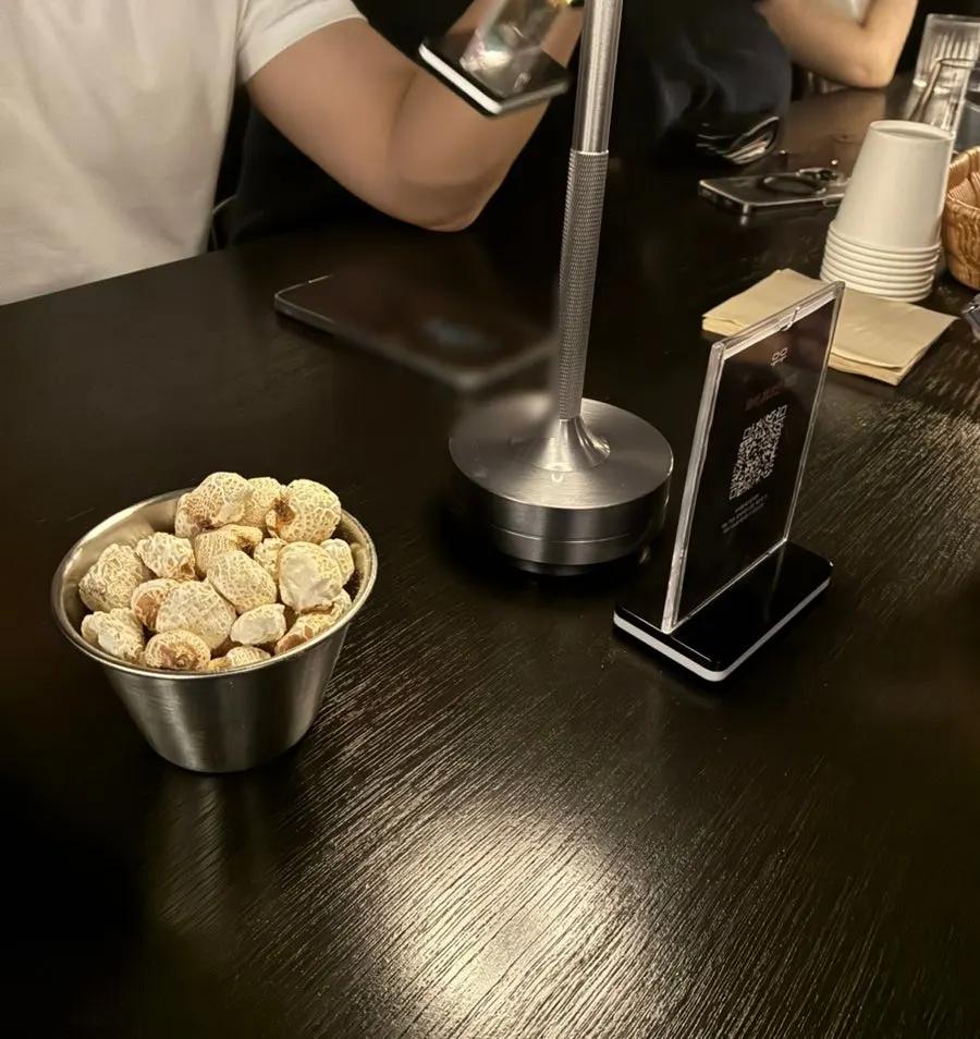 우우 메뉴판을 살펴보는 모습