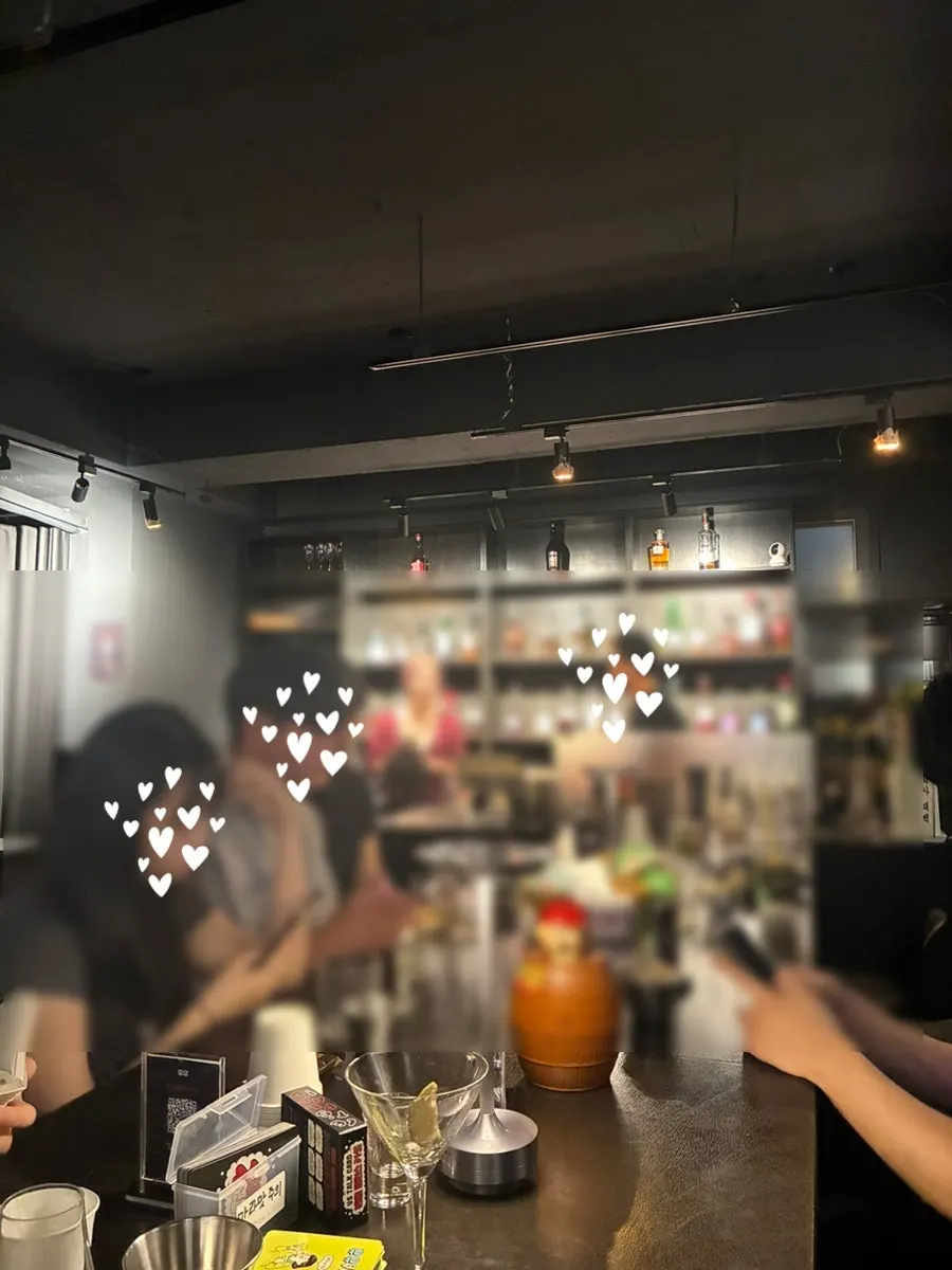 칵테일 한 잔 놓인 우우 바 자리