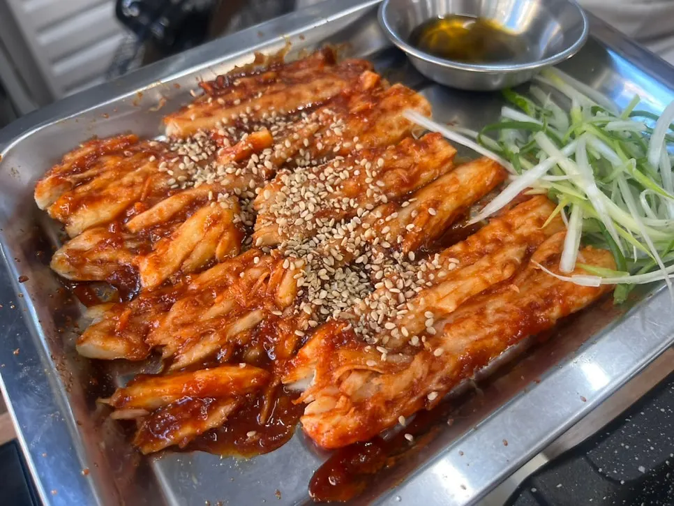 A piece of naengsam topped with pajeori