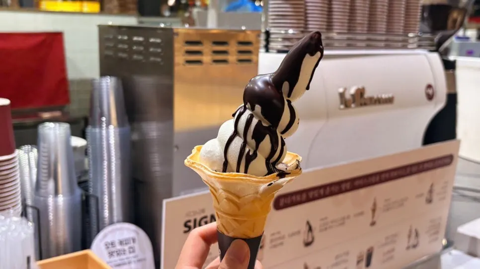 굳은 초코쉘이 올라간 바닐라 아이스크림 근접 사진
