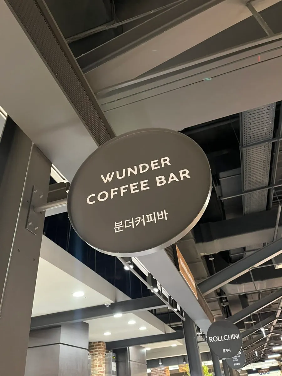Entrance of Wunder Coffee Bar on the basement floor of Hyundai Premium Outlet Songdo