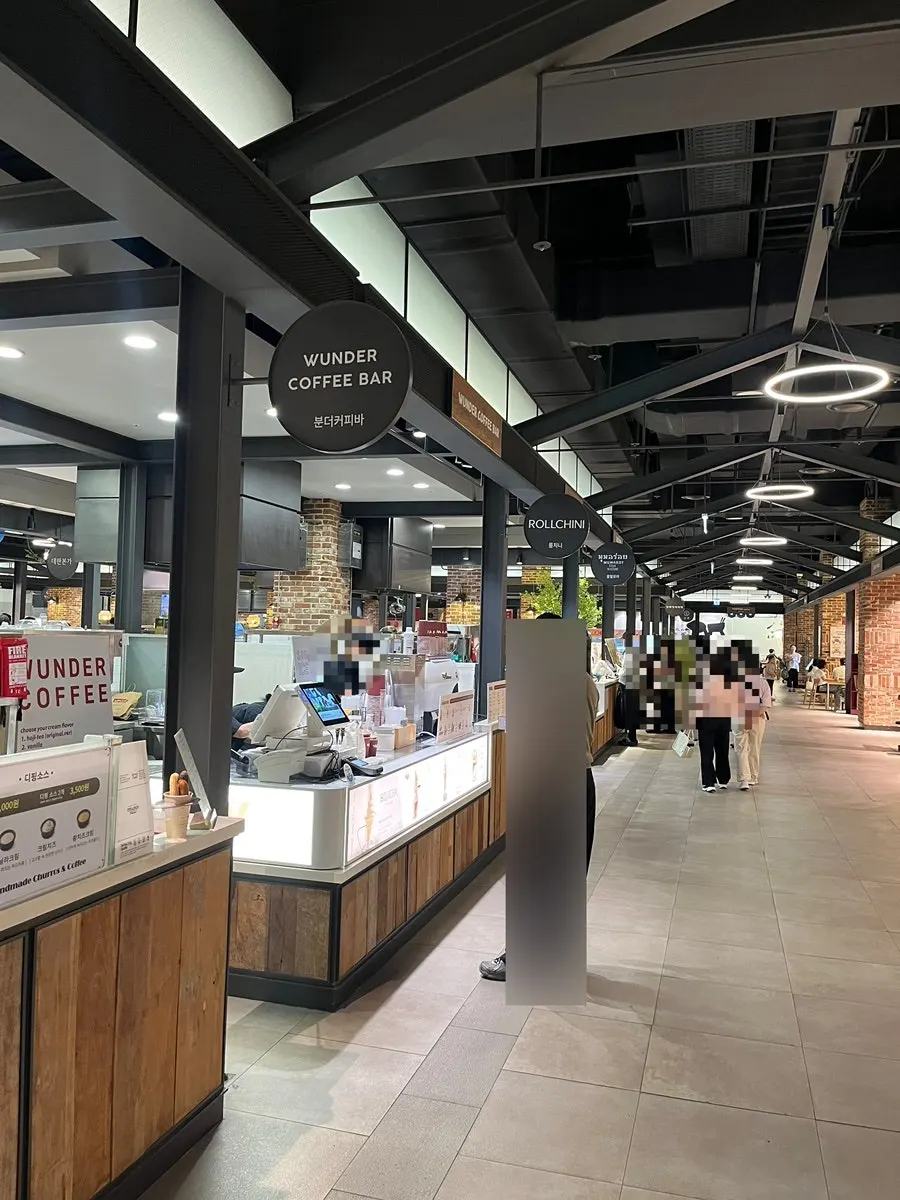 Wunder Coffee Bar along the shopping route inside the outlet