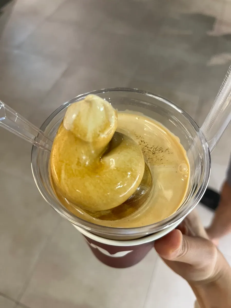 Hojicha Wunder Gato with espresso poured over