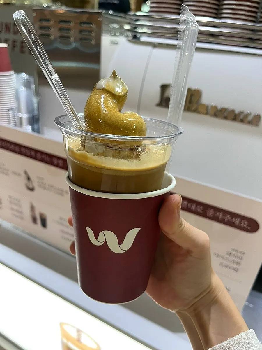 Coffee and dessert refuel during a shopping break at Wunder Coffee Bar