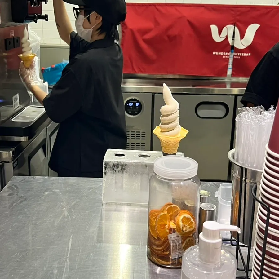 Sign for choosing between hojicha and vanilla ice cream