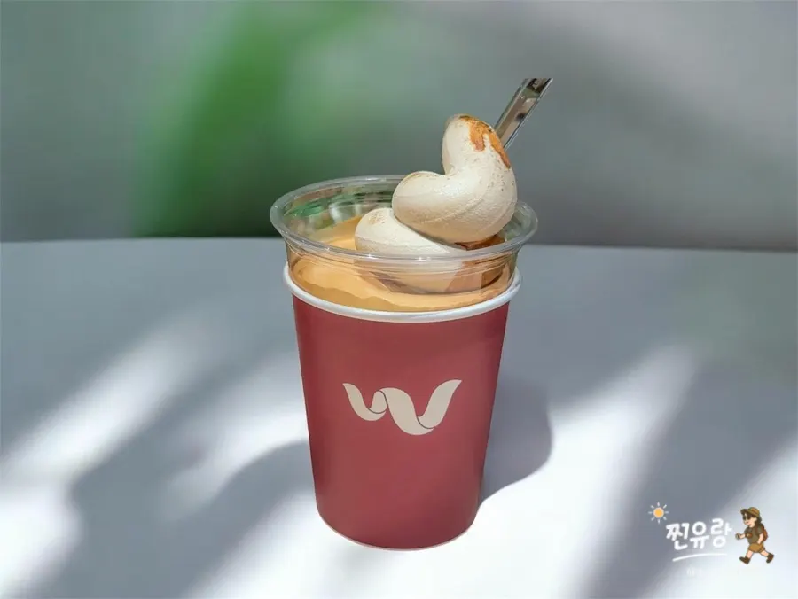 ヴンダーコーヒーバーのヴンダーガトー ほうじ茶味の一杯