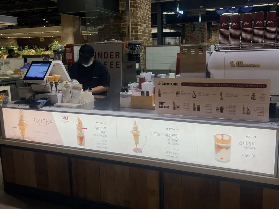 Long ordering counter at Wunder Coffee Bar with nearby food square stalls