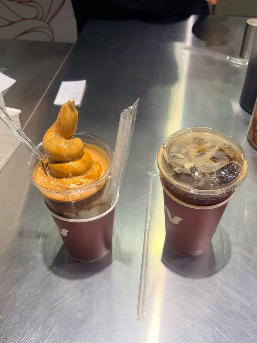 Hojicha Wunder Gato and iced Americano, two cups