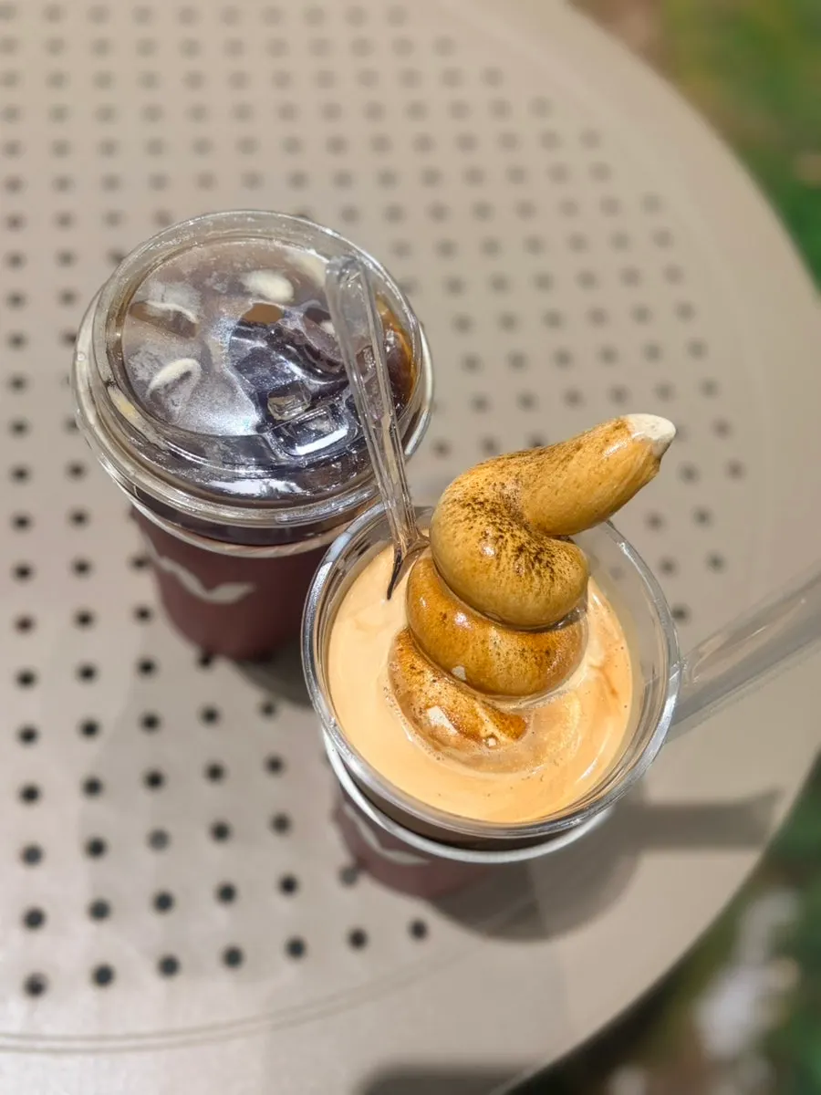 Hojicha Wunder Gato turned lighter in color after mixing with coffee