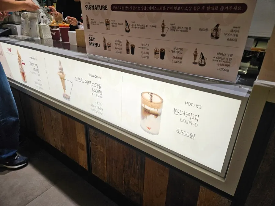 W字のヴンダーコーヒーバーのロゴサイン