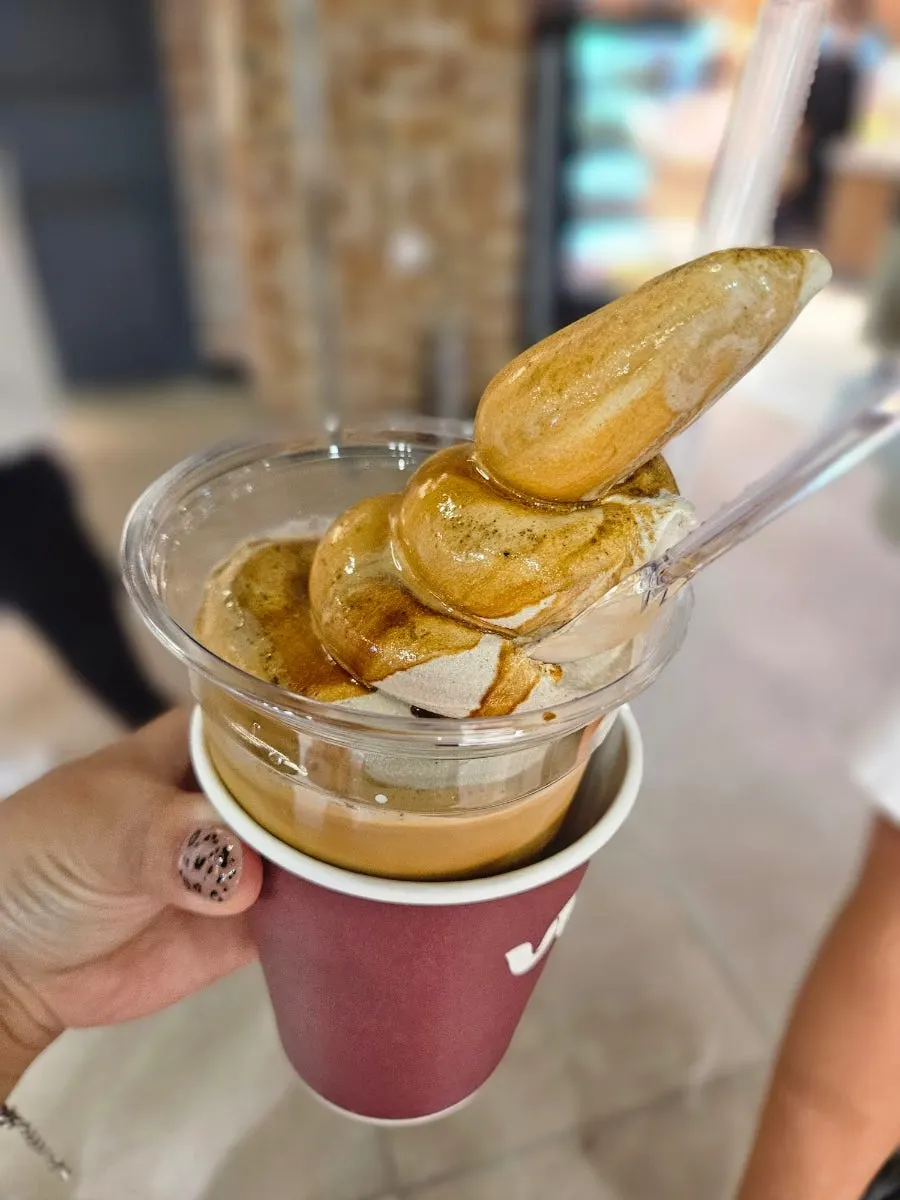 広いコーンに盛られたバニラソフトアイスクリーム