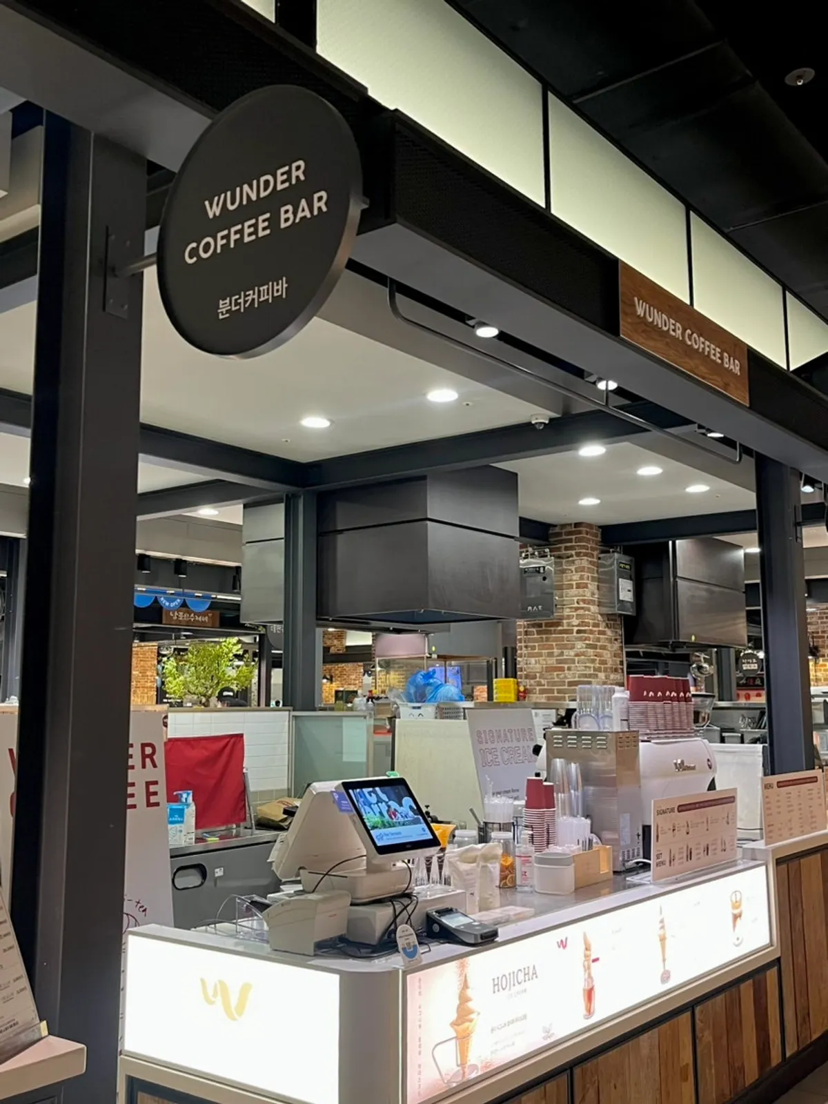 Storefront view of Wunder Coffee Bar Hyundai Premium Outlet Songdo Branch