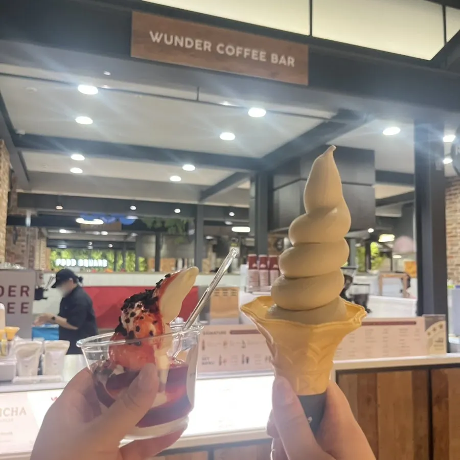 깔끔하게 정돈된 카페 내부 공간