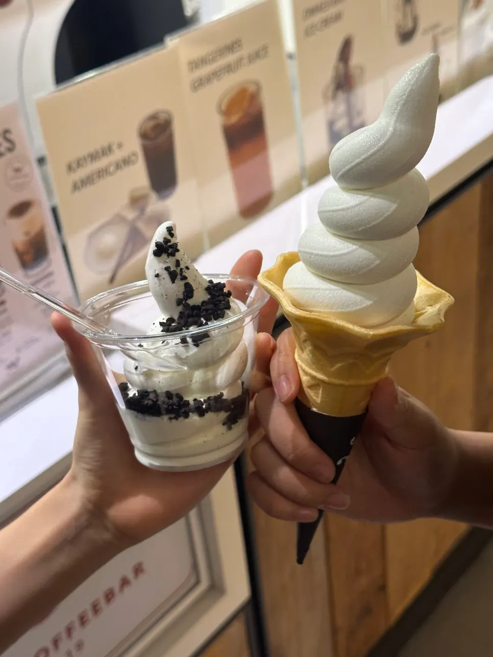 토핑 올린 아이스크림 컵